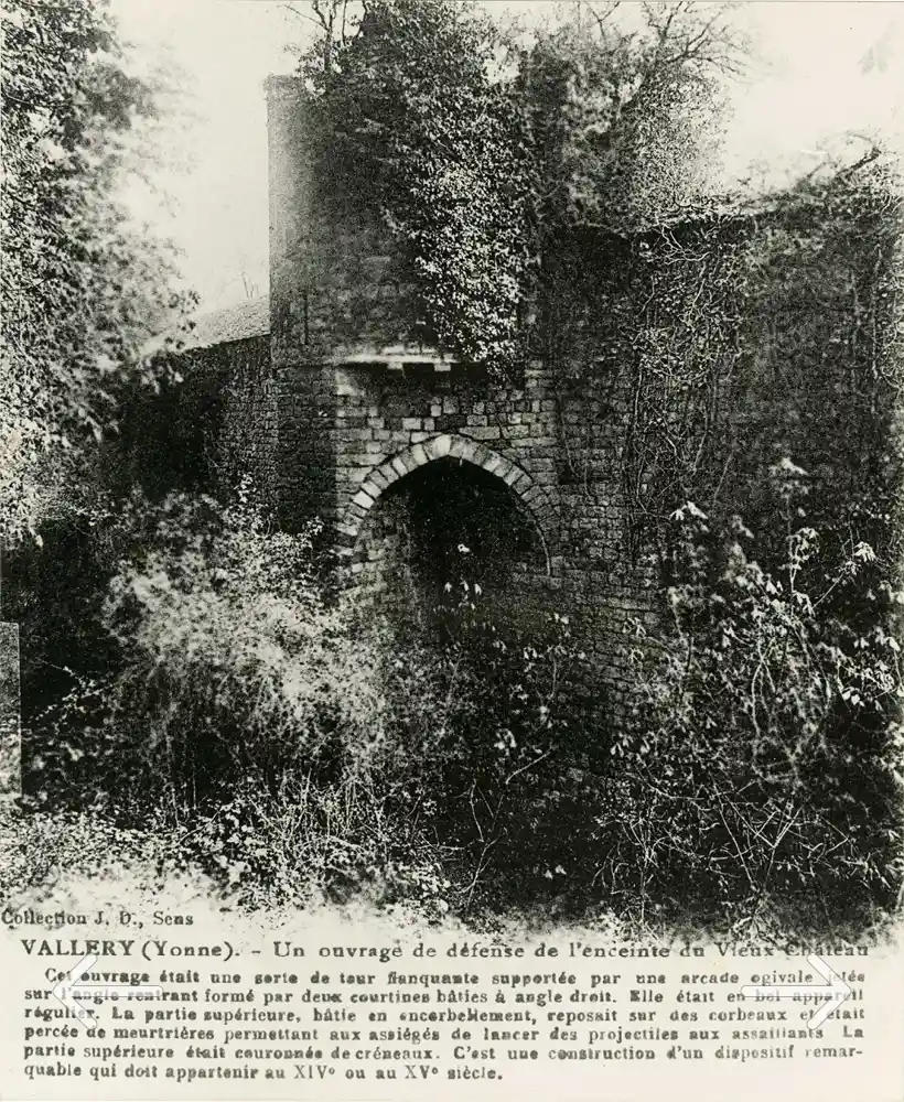 les remparts médiévaux du château de Vallery - carte postale