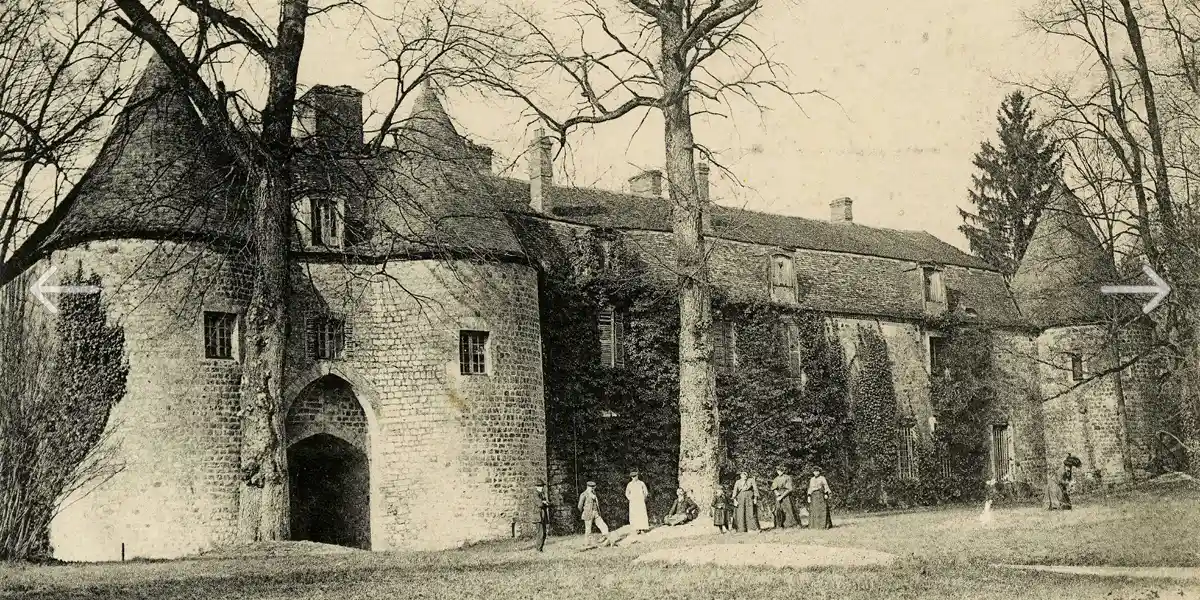 carte postale du XIXe : la poterne et le château médiévaux