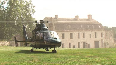 arrivée des mariés en hélicoptère dans le parc du château