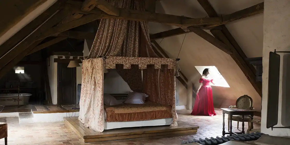 la novia en una habitación del castillo