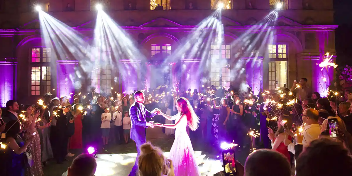 los novios abren el baile en el parque del castillo