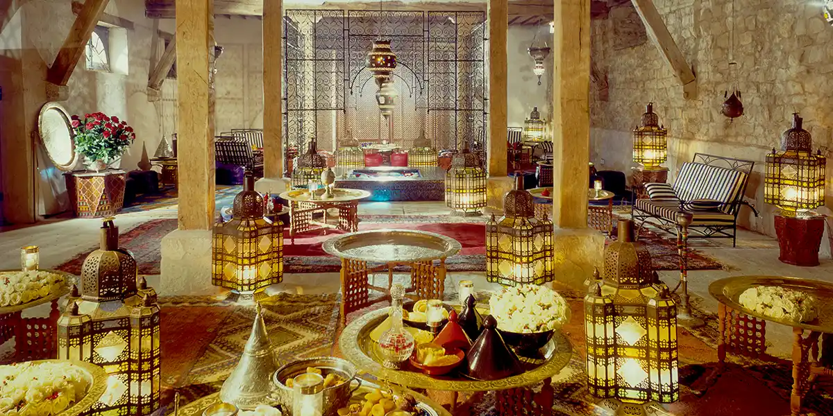 den orientaliska paviljongen i förlängningen av poolen