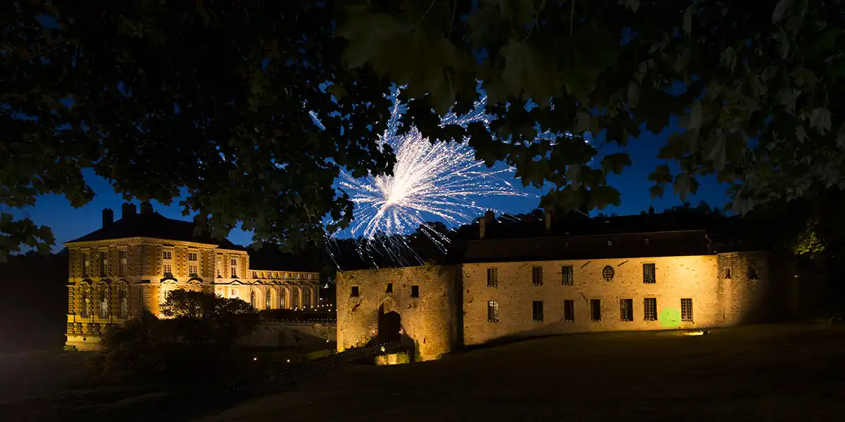 castillo nocturno el día anterior a una recepción en Île-de-france