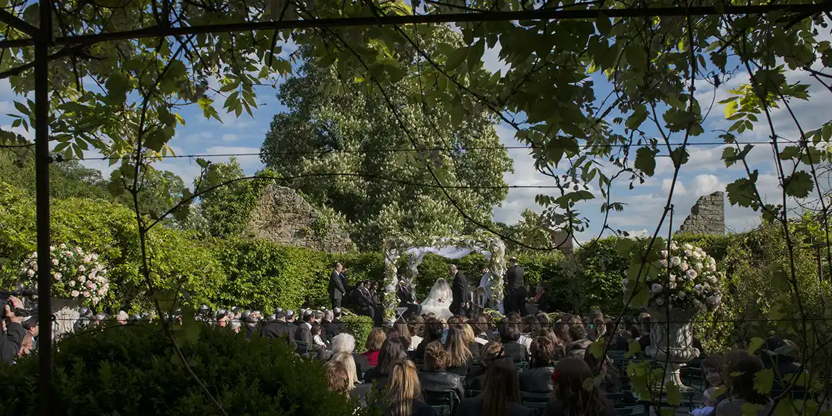der Rosengarten während einer Hochzeitszeremonie