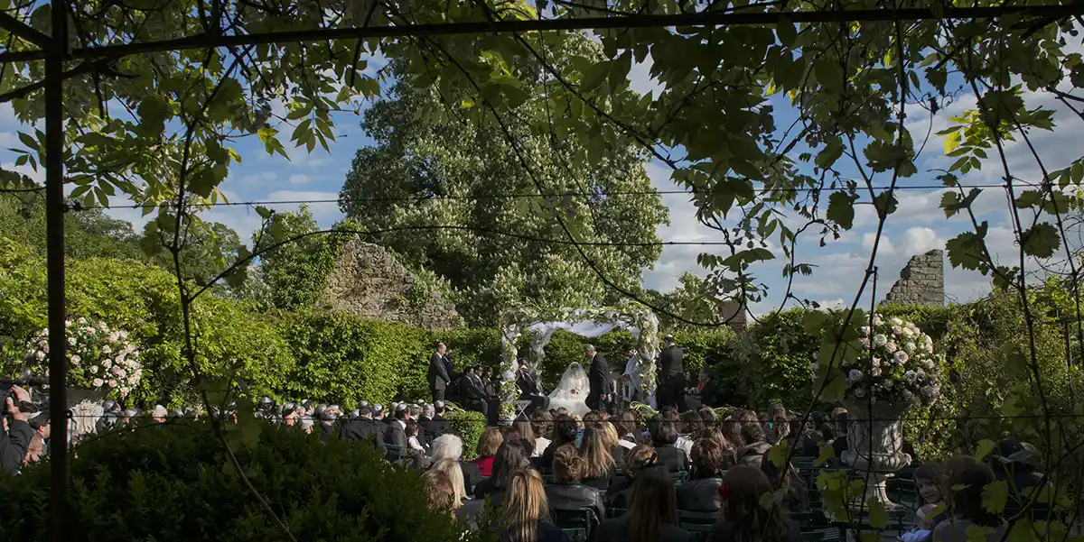 el jardín de rosas durante una ceremonia de boda