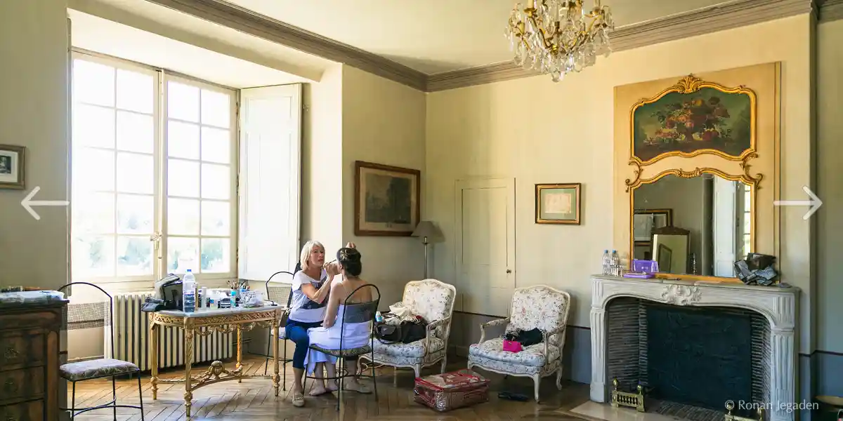 bruidsmake-up in een slaapkamer