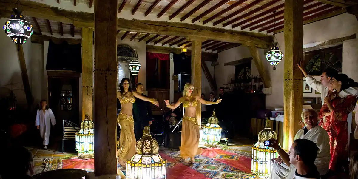 henna-ceremonie in de oostelijke hal van het kasteel van Vallery