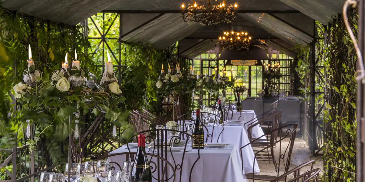 die Closerie, zwischen der Halle und dem Schlosspark