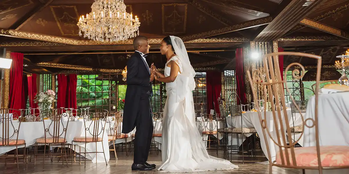 una gran sala preparada para una boda en el castillo