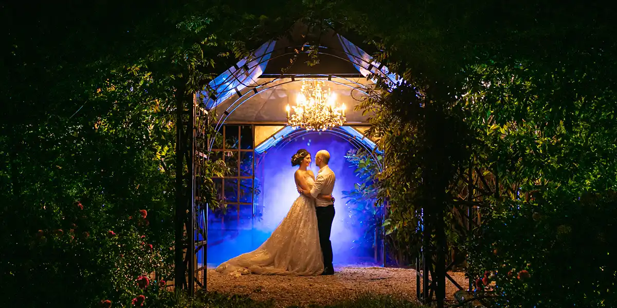 cena de boda en el parque del castillo frente al armario