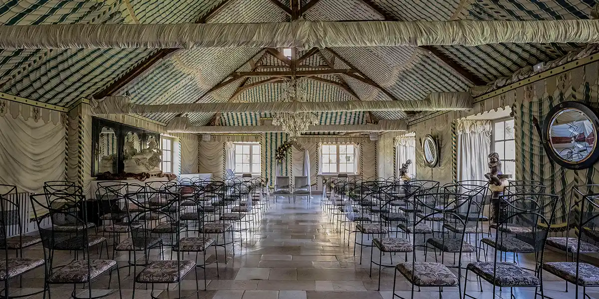 kamer van de dag gordijnen, ingericht voor een bruiloft