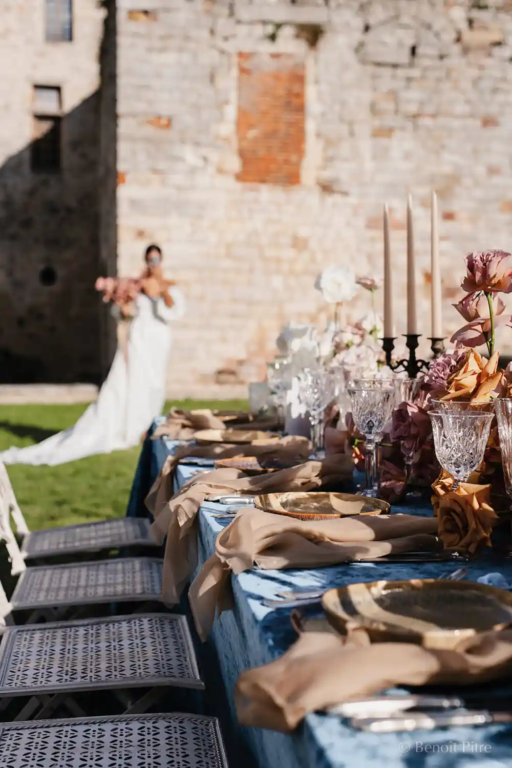 de bruid ontdekt de tafel in het park