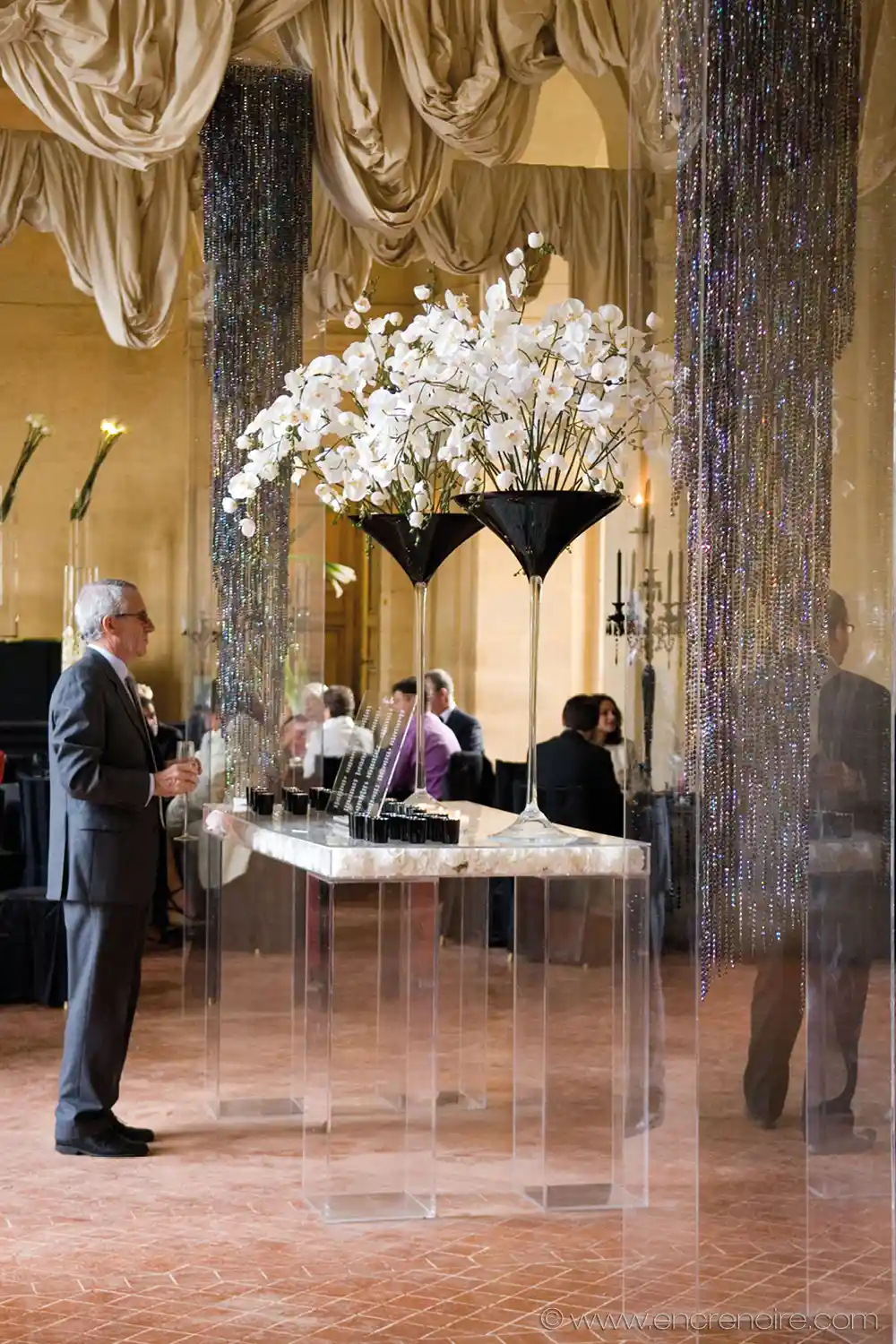 een gast zoekt zijn plaats op het plan