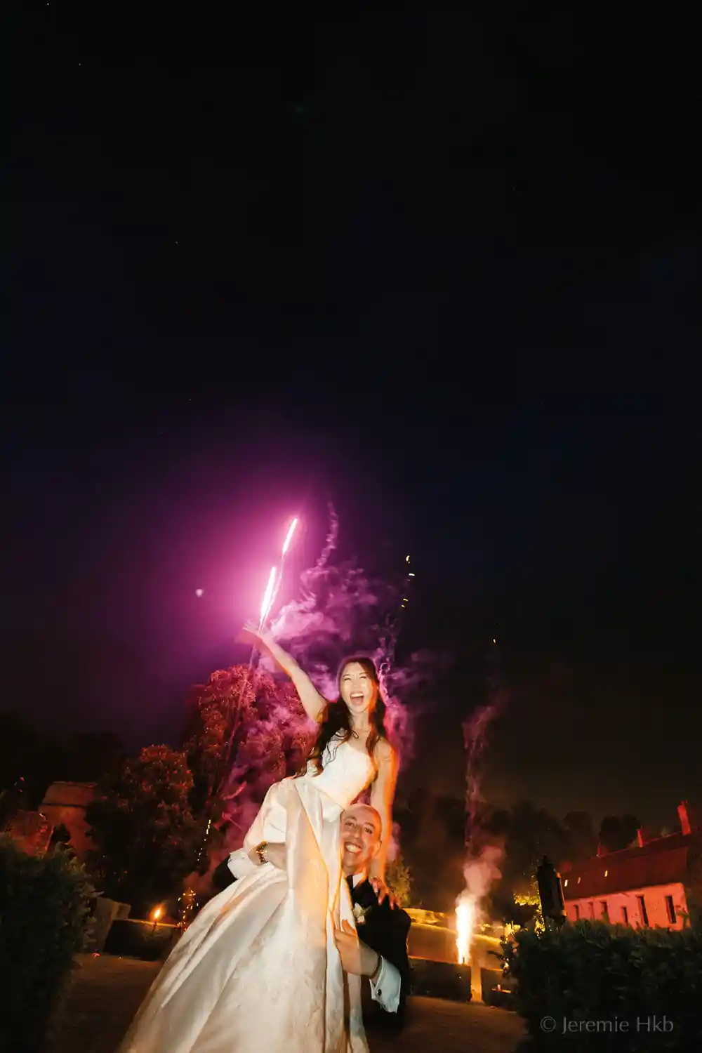 het bruidspaar kust elkaar voor het vuurwerk