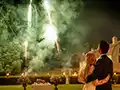 les mariés, le château et le feu d'artifice