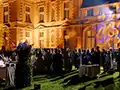 mariage en Île-de-France : l'arrivée du dessert devant le château