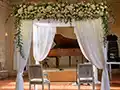 dais fleuri dans la grande salle du château pour un mariage juif