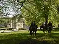 des cavaliers dans le parc du Château de Vallery