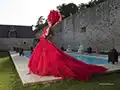 robe de mariée rose pour un shooting au château