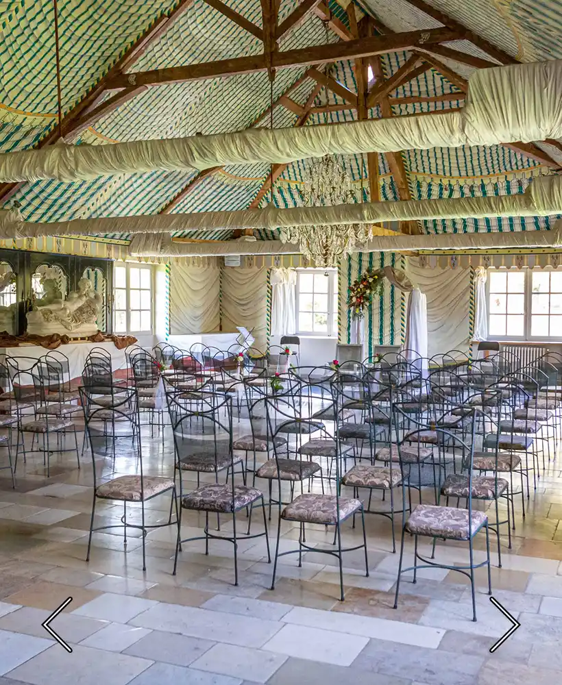 la Salle des Tentures colgante de flores para una boda