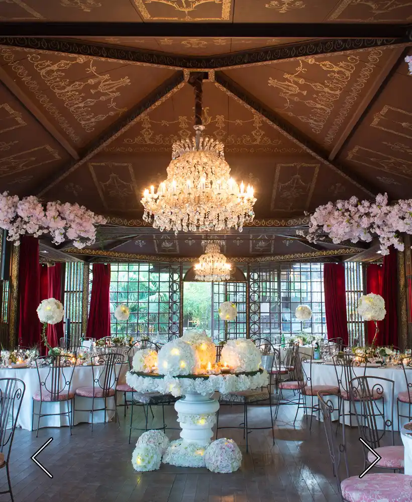 tafels opgesteld in de woonkamer