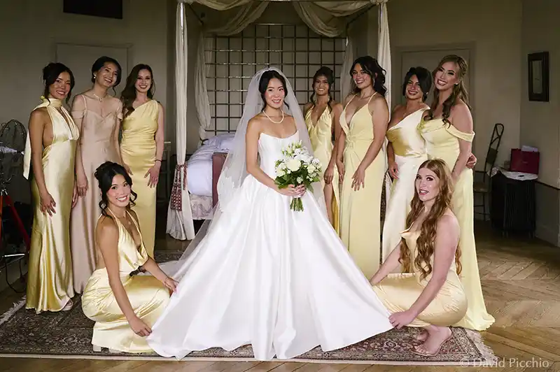 mariée et ses jeunes filles d'honneur
