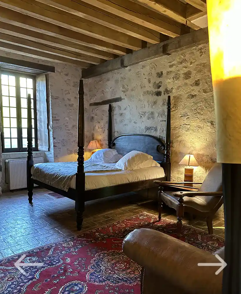 Grand Duc dans le château médiéval, chambre accessible aux PMR