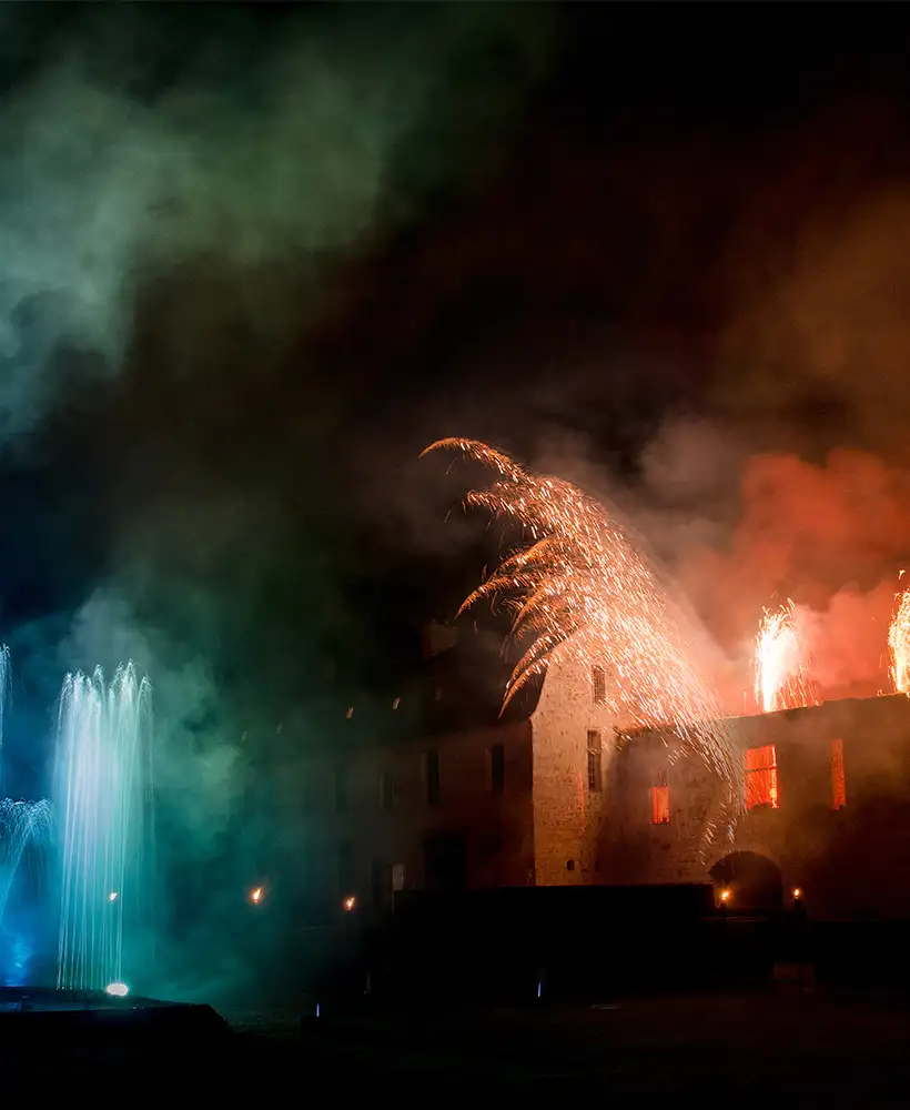 For your wedding, organize a fireworks show in the park of the chateau
