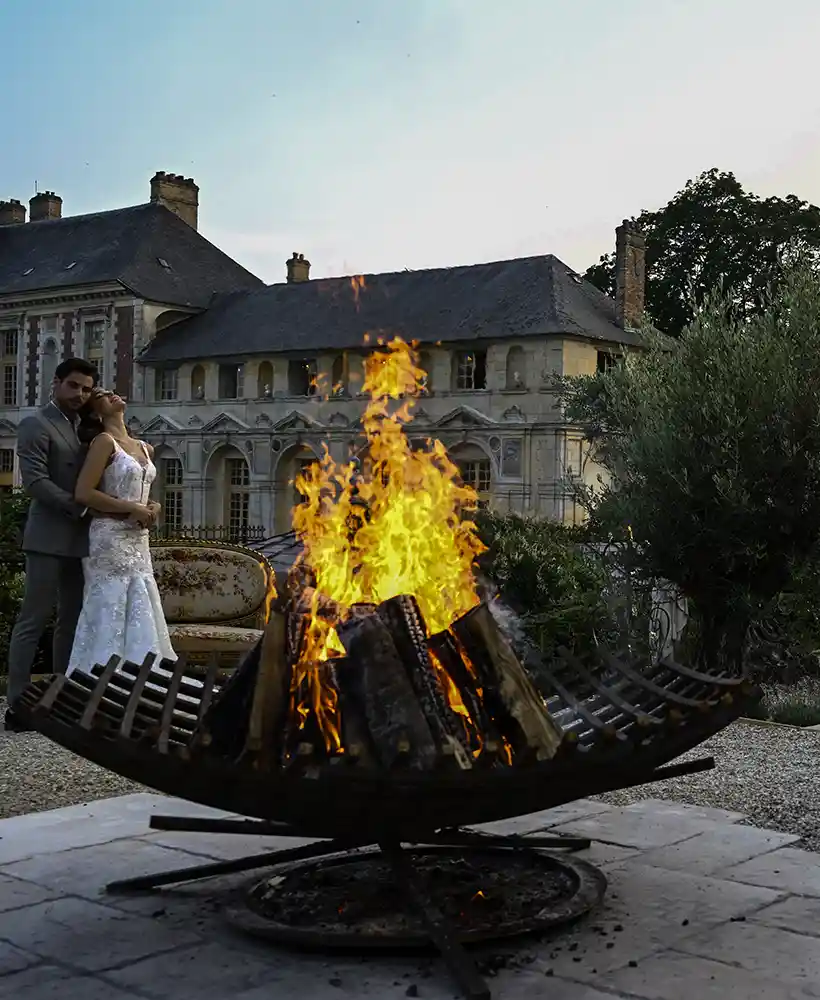 Le château en arrière-plan d'un feu de joie au terme d'un mariage