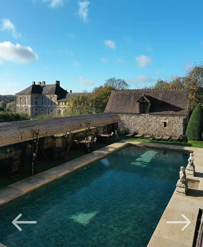 les mariés dans la piscine du château