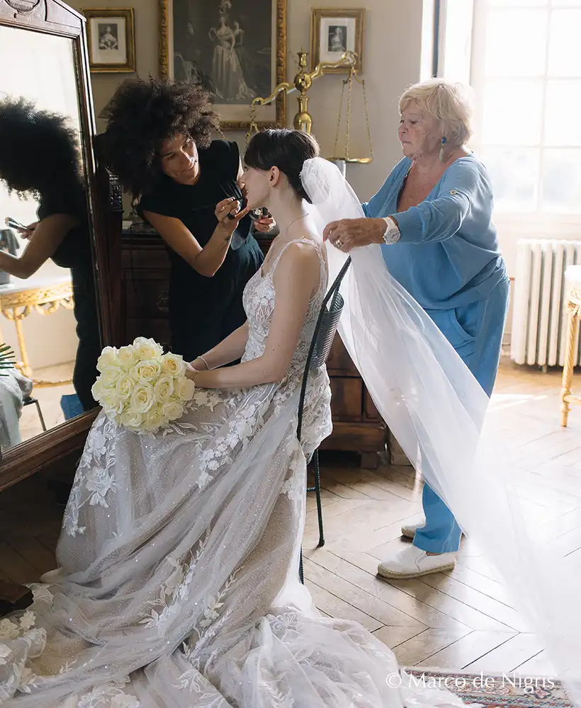 coiffure et préparatifs dans une chambre