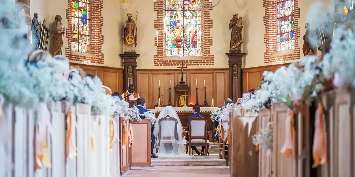 cérémonie de mariage à l'église de Vallery, mausolée et autel