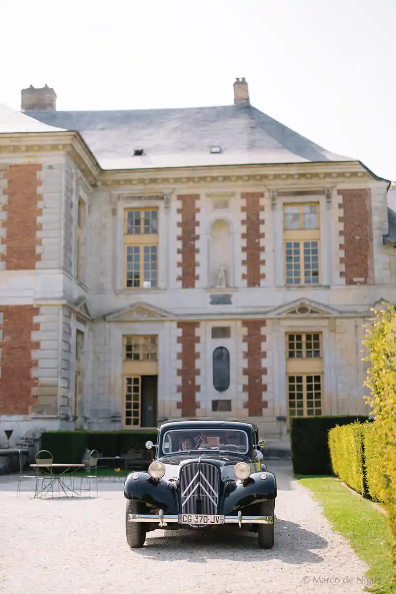 voiture retro devant le château