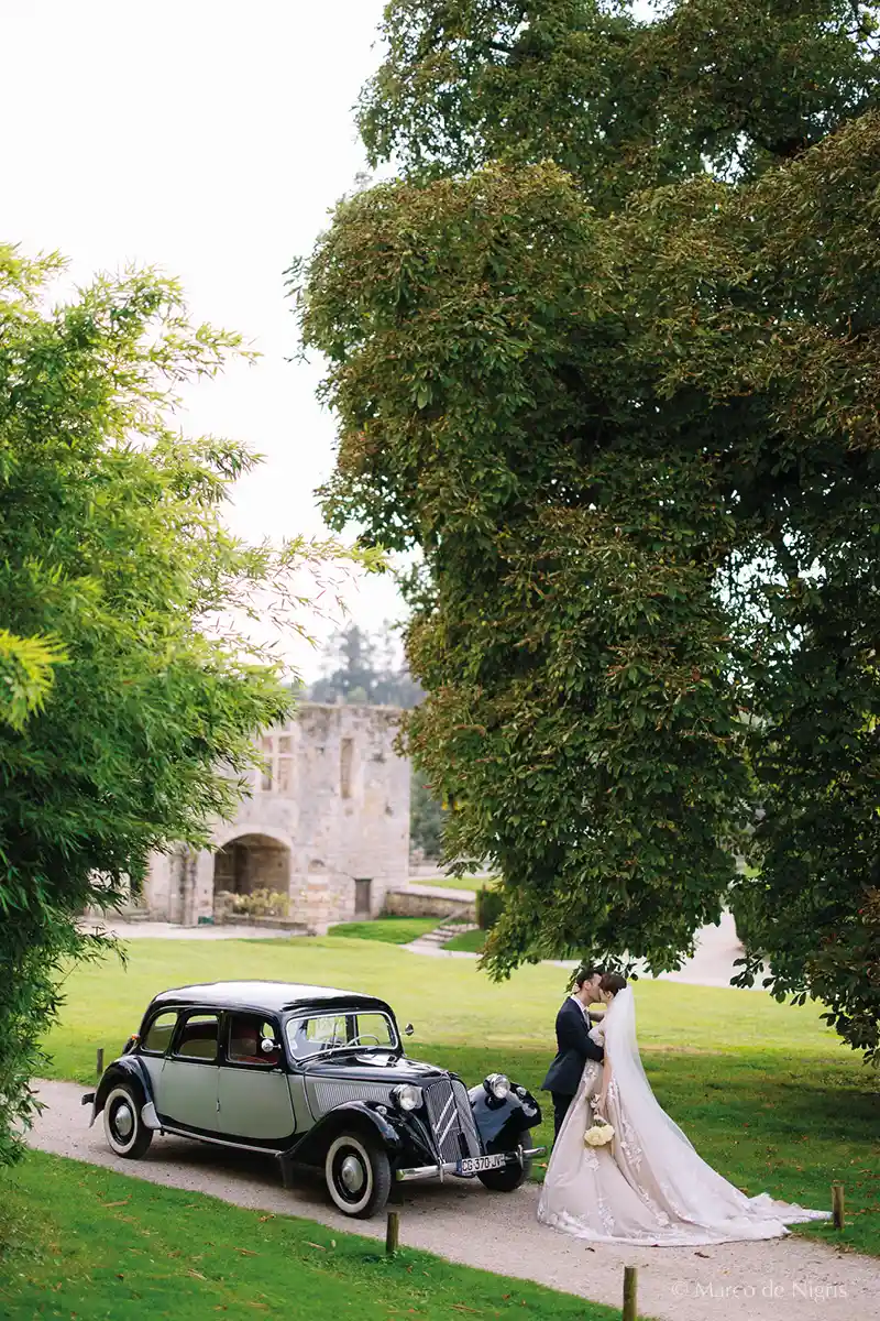couple et auto vintage dans le parc