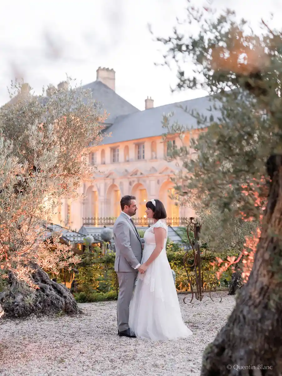 bride and groom in the hanging garden