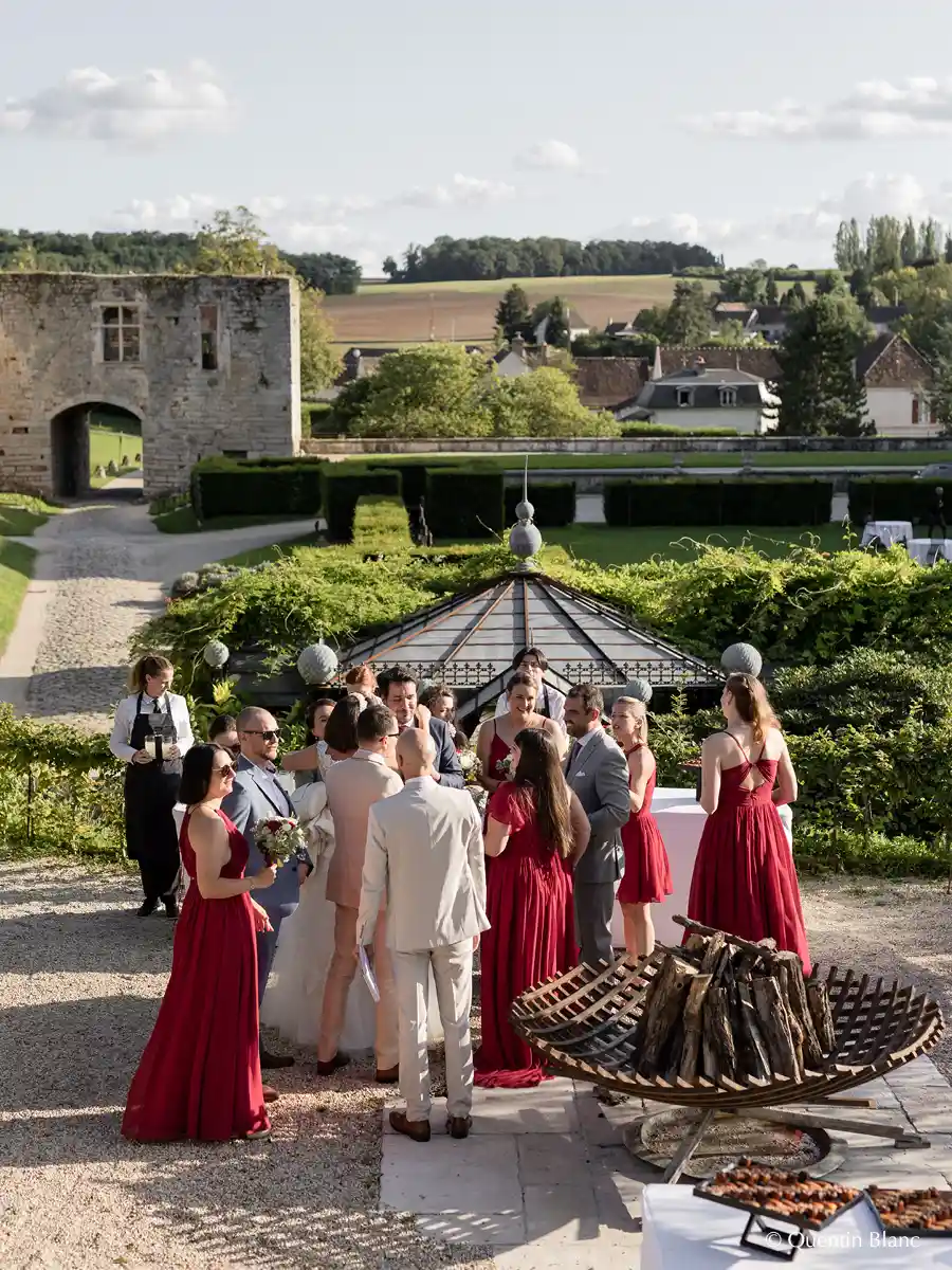 mariés et invités dans le parc
