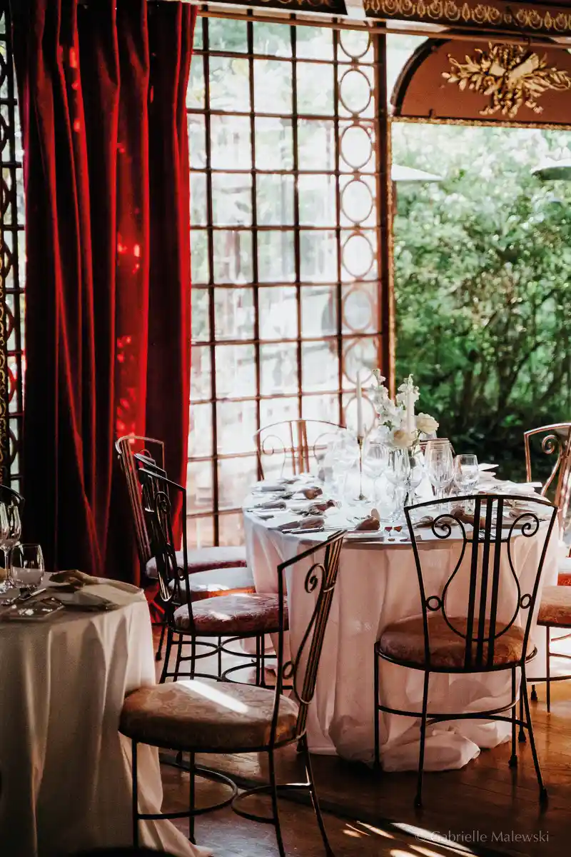 la grande salle ouverte sur le parc