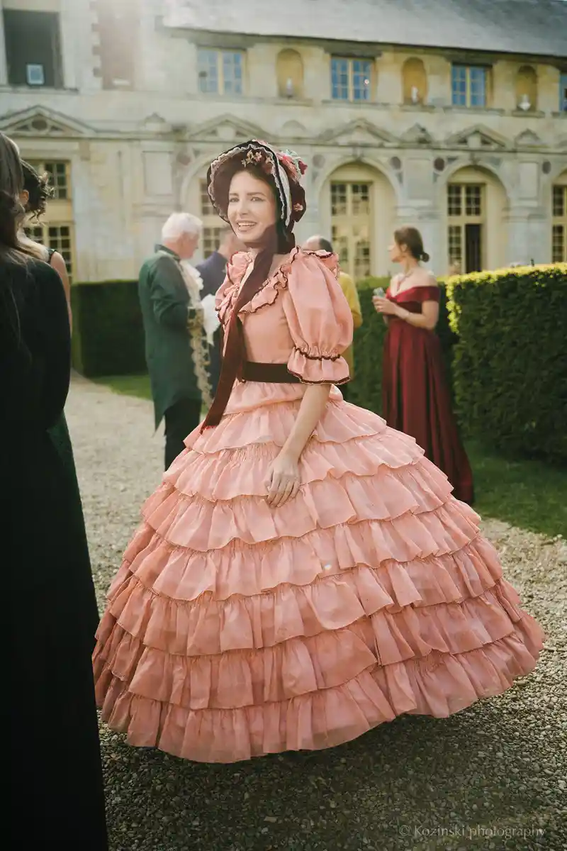 invités en habit dans le parc