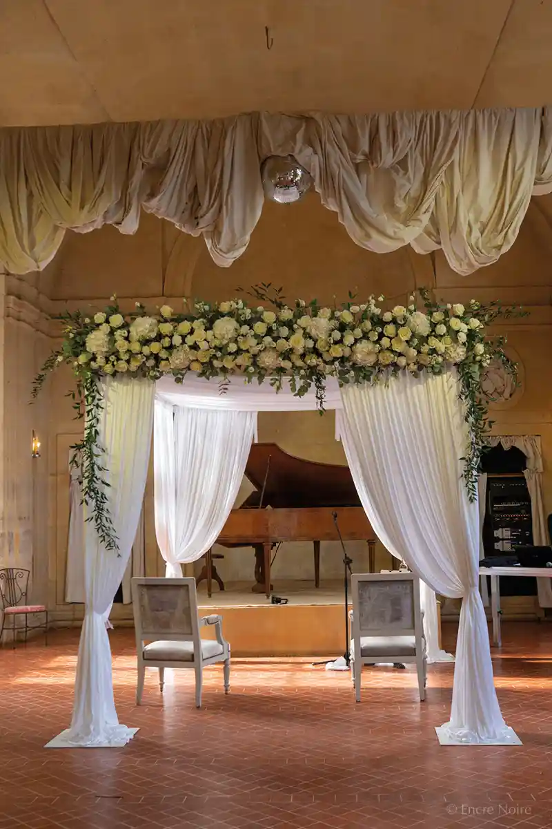 cérémonie dans une grande salle du château