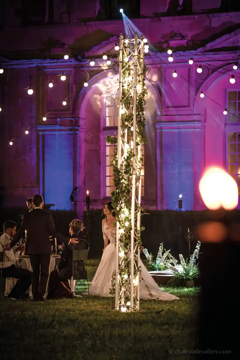 des mariés dans le parc