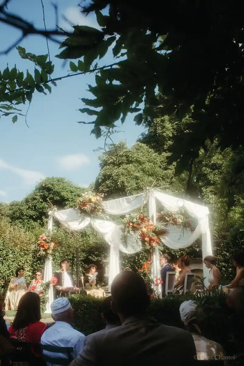 cérémonie de mariage dans la Roseraie