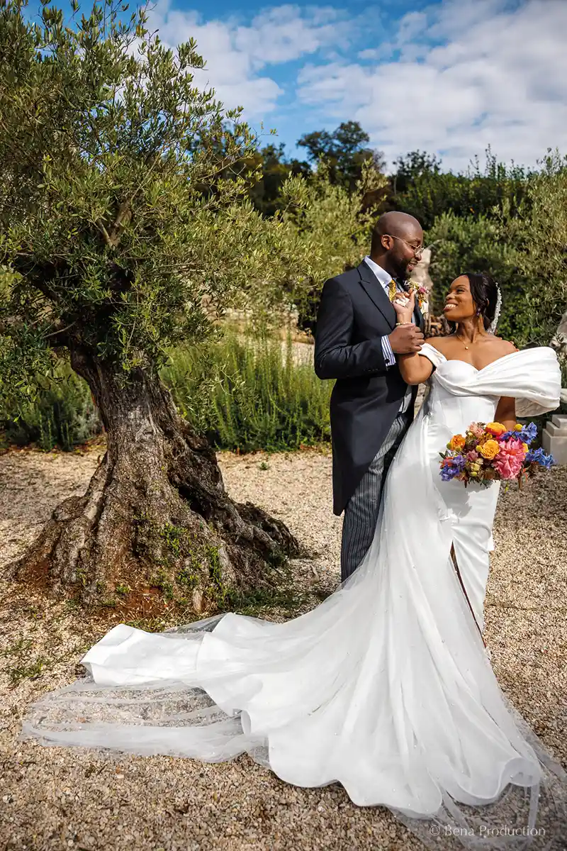 mariés dans les Jardins Suspendus du château