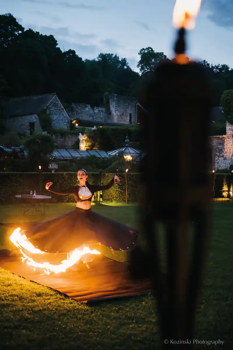 une jongleuse de feu dans le parc