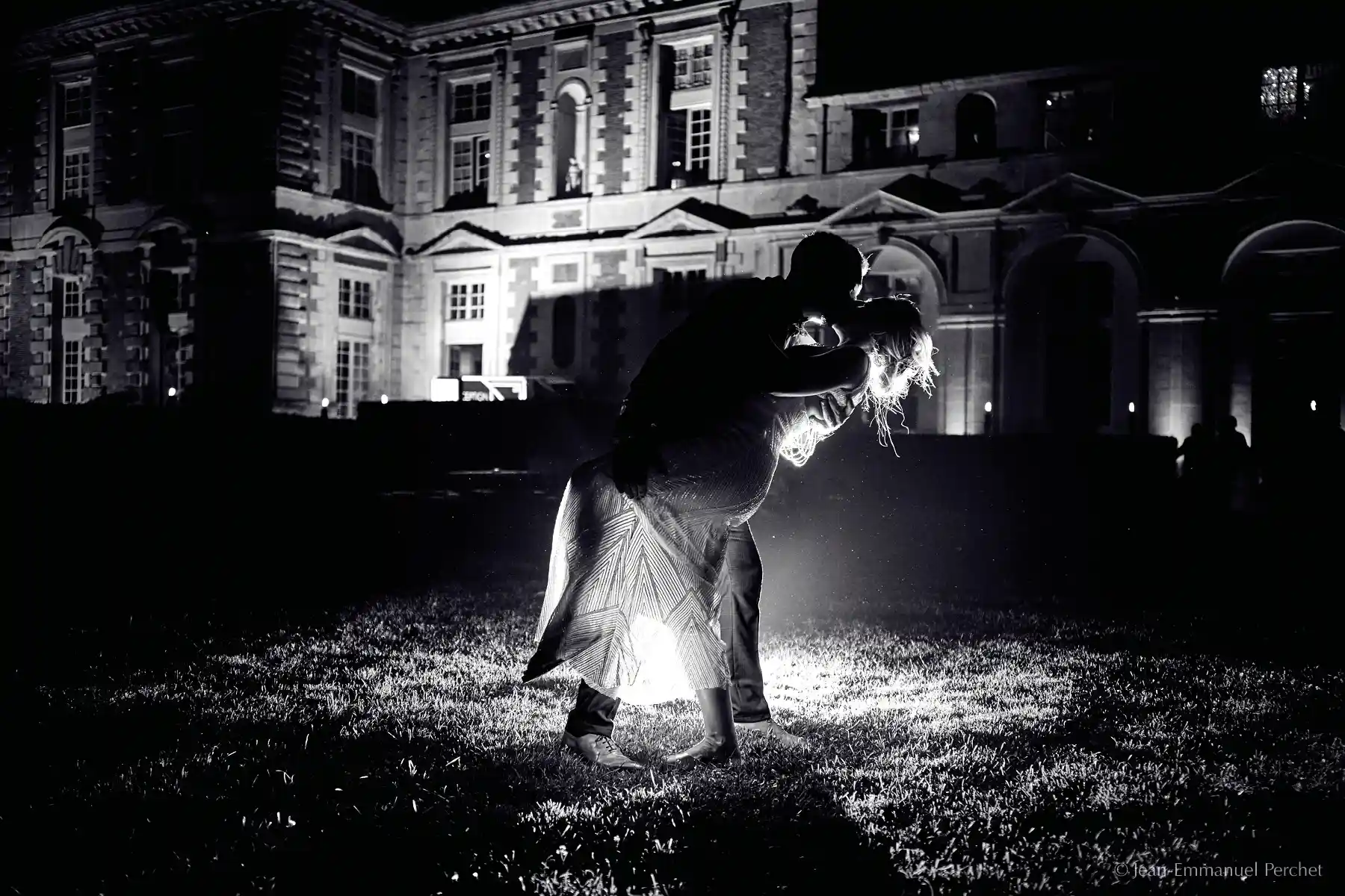 a kiss, newlyweds and a chateau