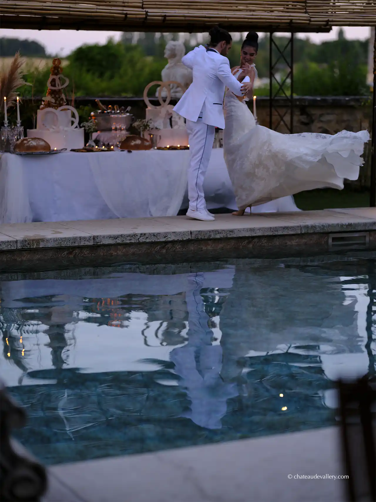 2 lovers around the chateau's pool