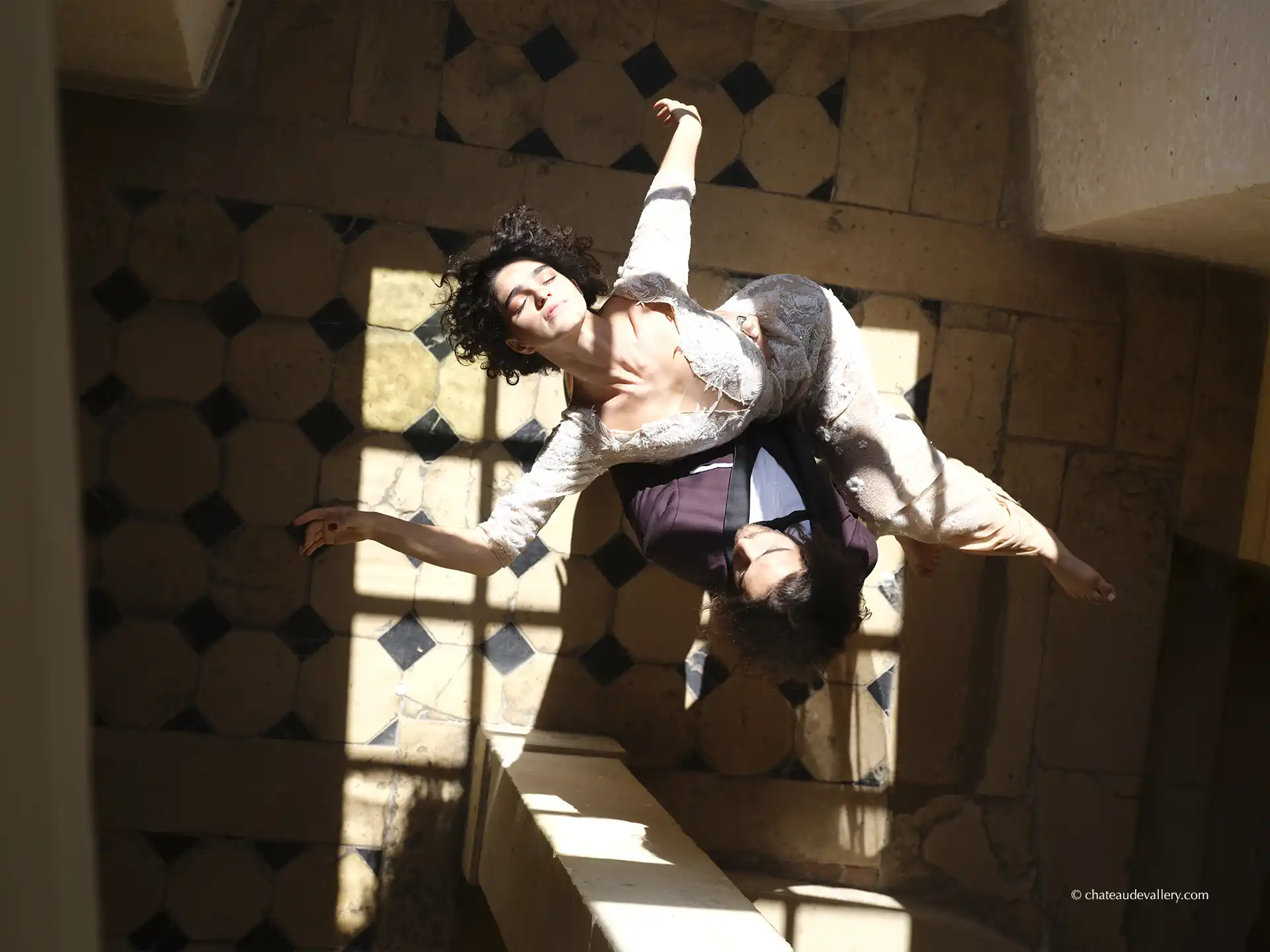 mariés dans l'escalier du chateau