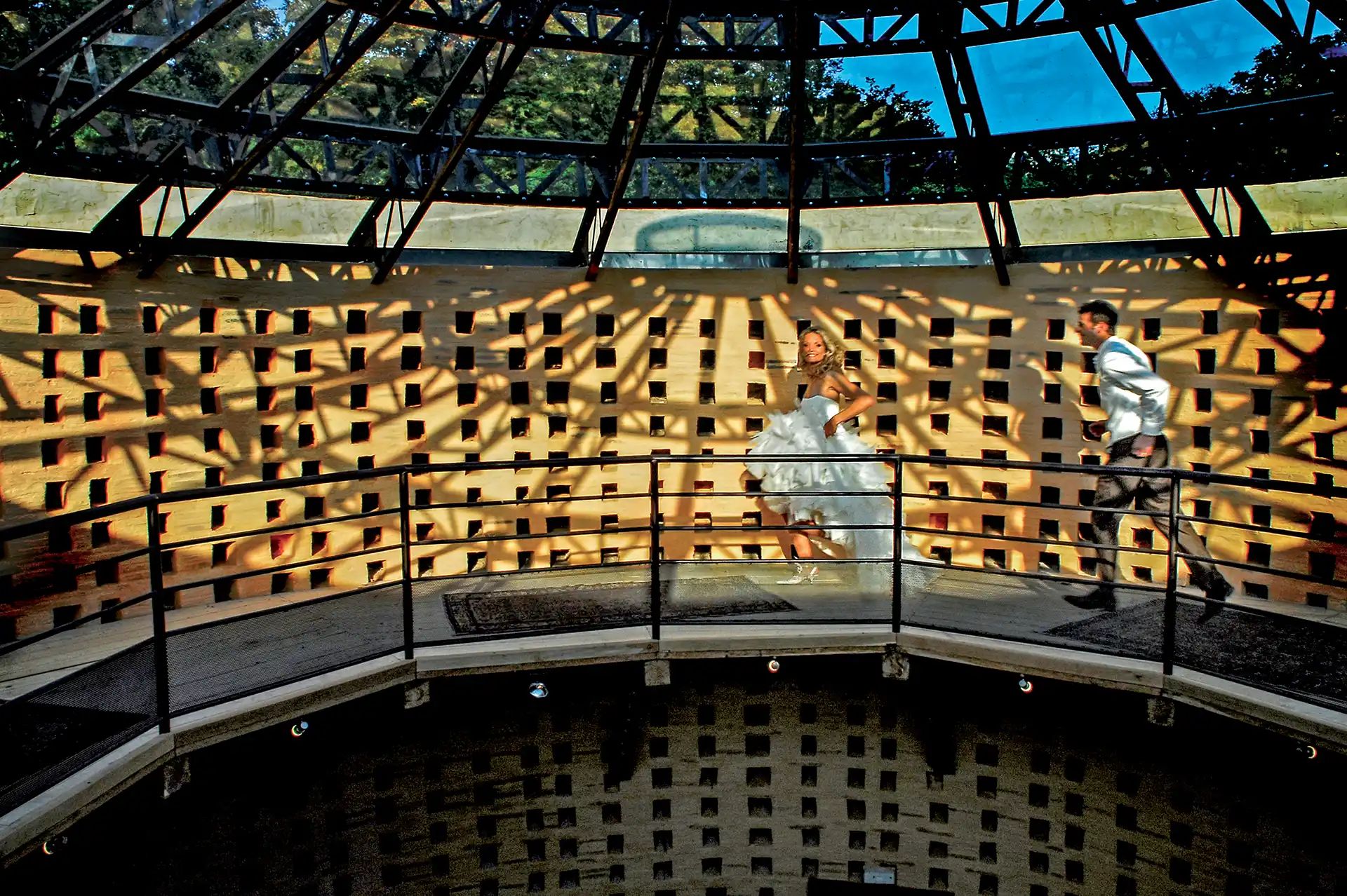 prise de vue des mariés dans le Pigeonnier
