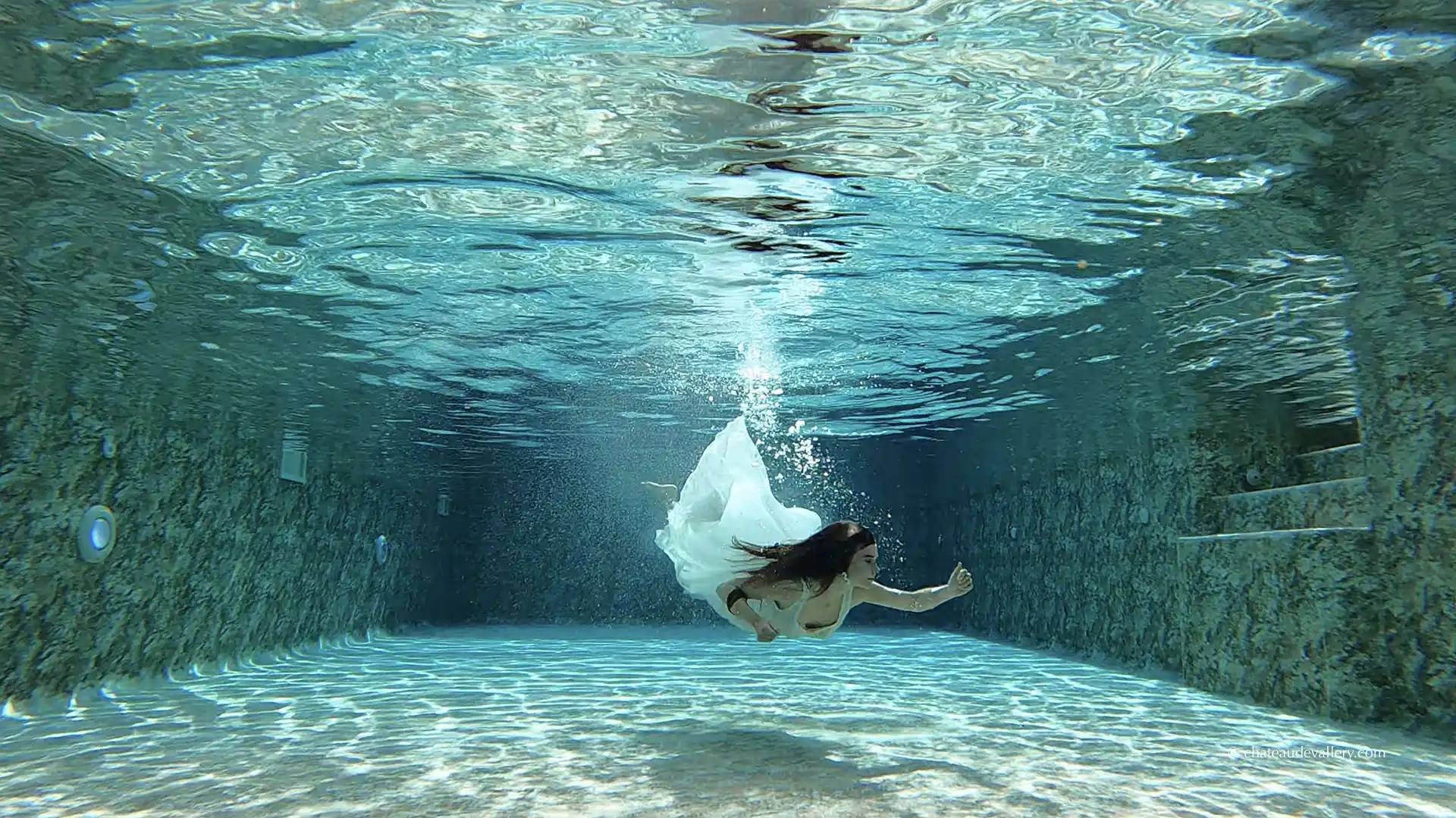 contreplongée dans la piscine