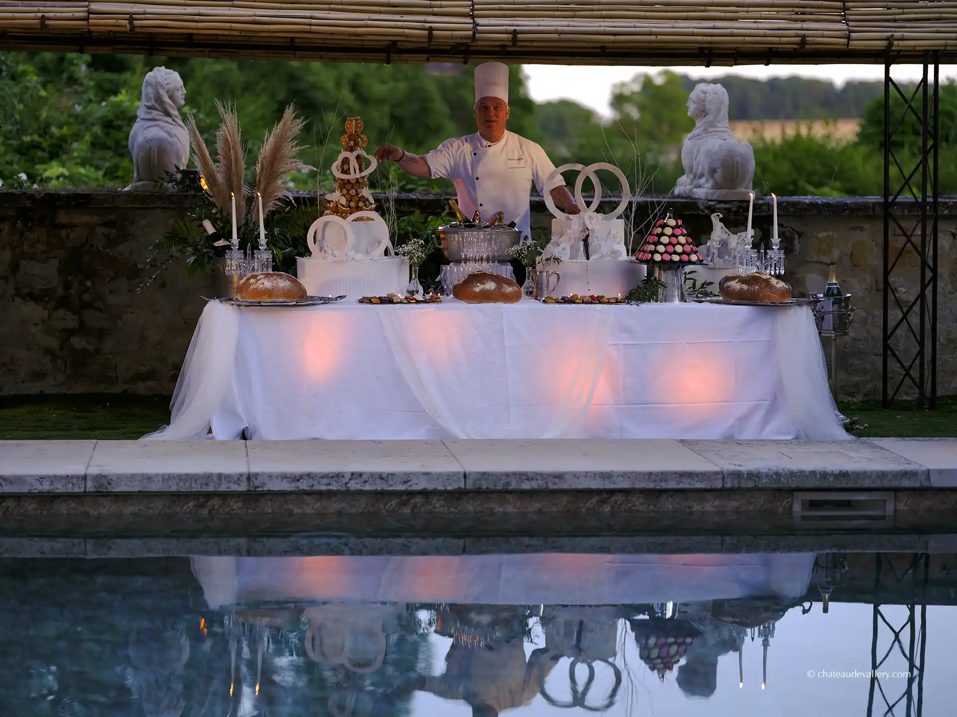 buffet autour de la piscine du Château de Vallery