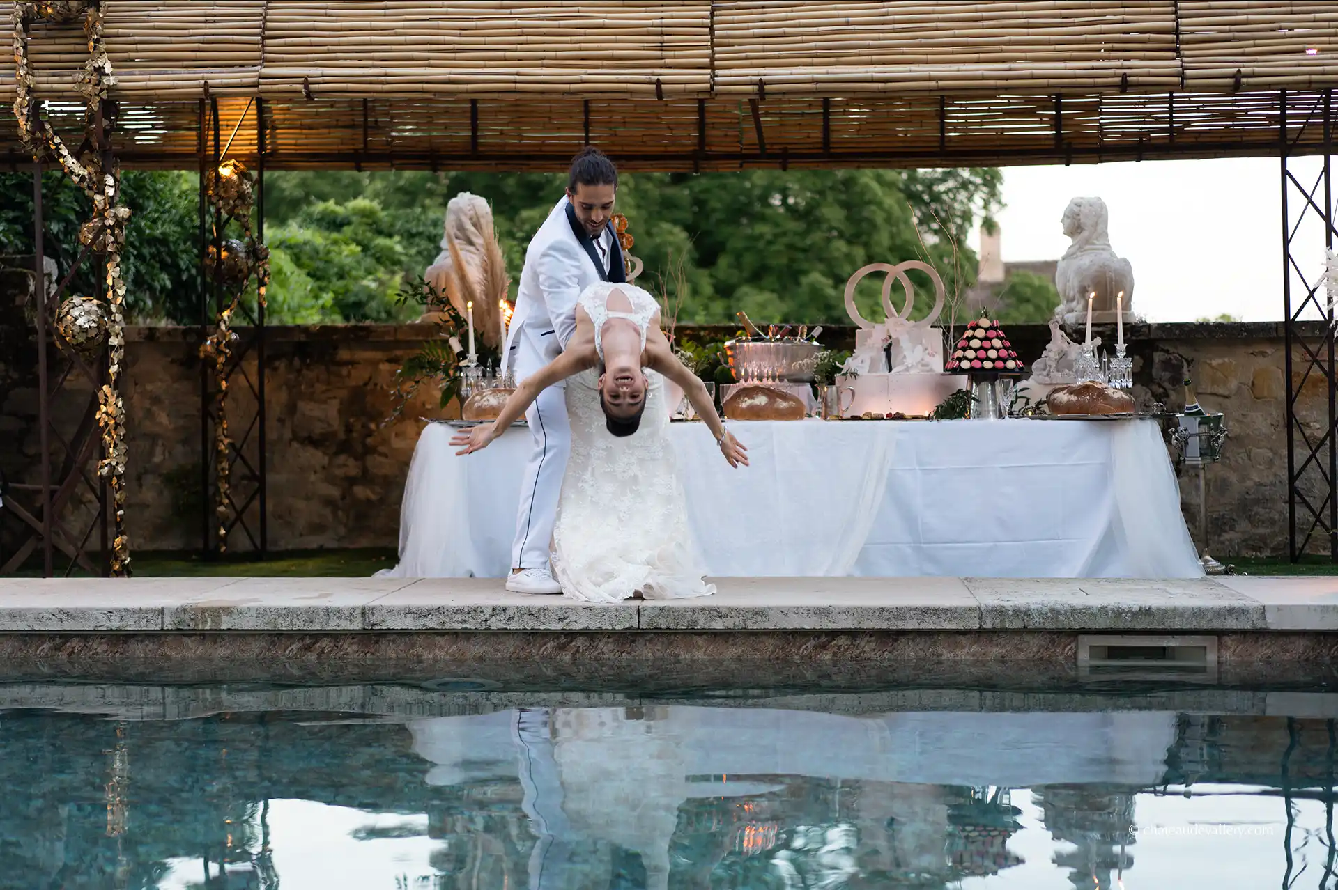 coktail au bord de la piscine du Château de Vallery